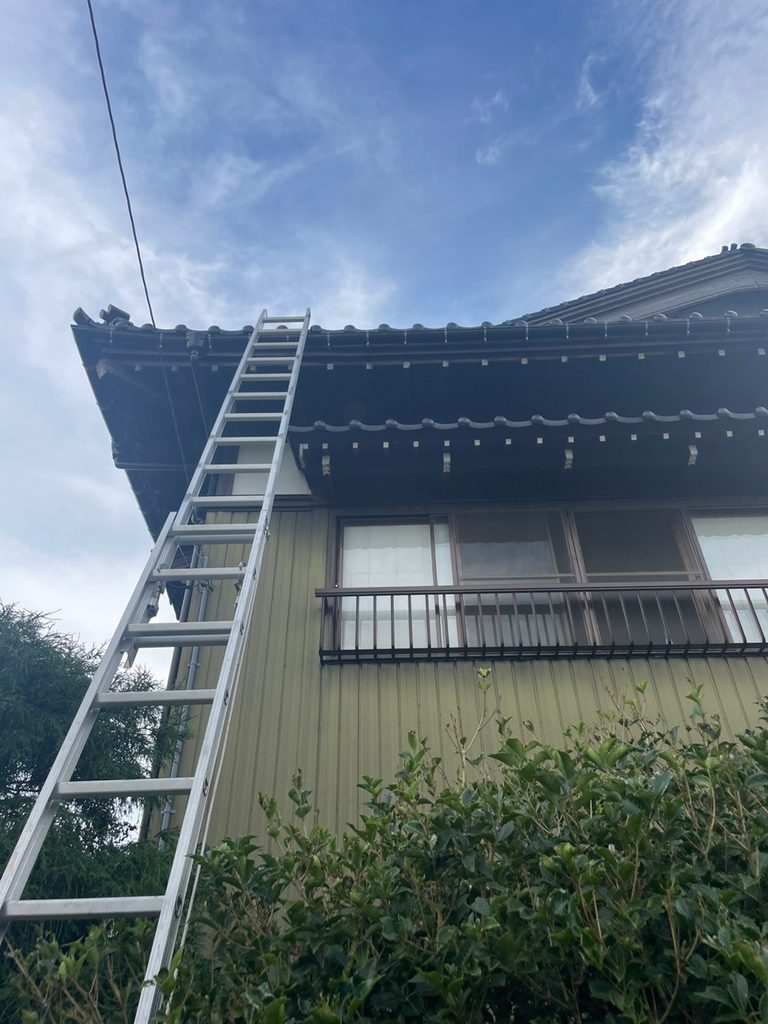 富山県氷見市の高さ約7mの軒下で行ったキイロスズメバチ駆除の高所作業現場